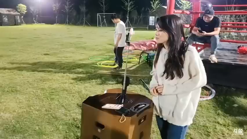 肖哥教美女哒哒开车，哒哒还想开外面去