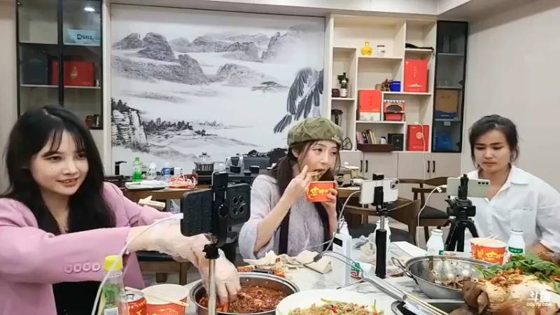 新来的美女很喜欢吃小龙虾啊，爱丽丝能不能把牛头吃完 啊