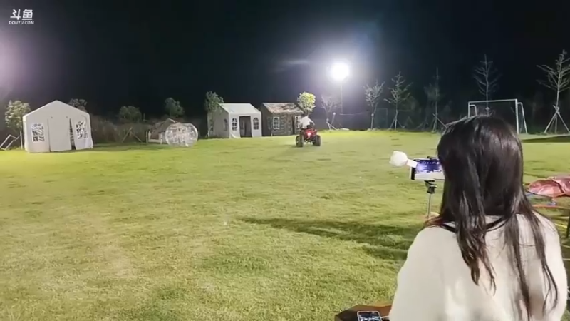 肖哥看自己的朋友开沙滩摩托车，怕摔跤，叫他们小心点