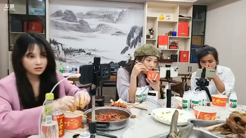 美女爱丽丝喜欢吃鸡蛋，肖哥说鸡蛋好啊