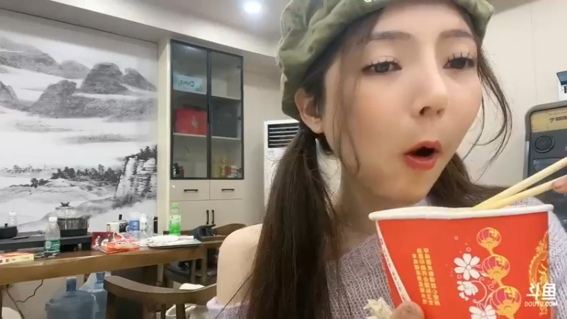 肖哥这里伙食这么好，天天小龙虾，还有牛头吃，爱丽丝能吃好快乐