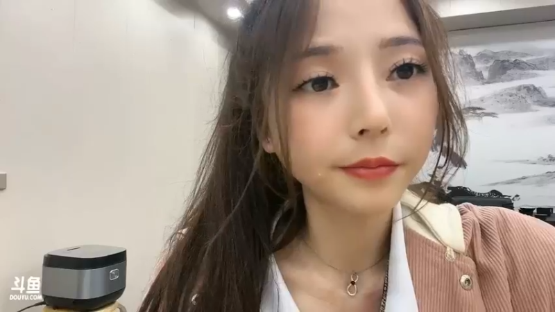 睡懵的爱丽丝一天要吃十多斤美食，太厉害了