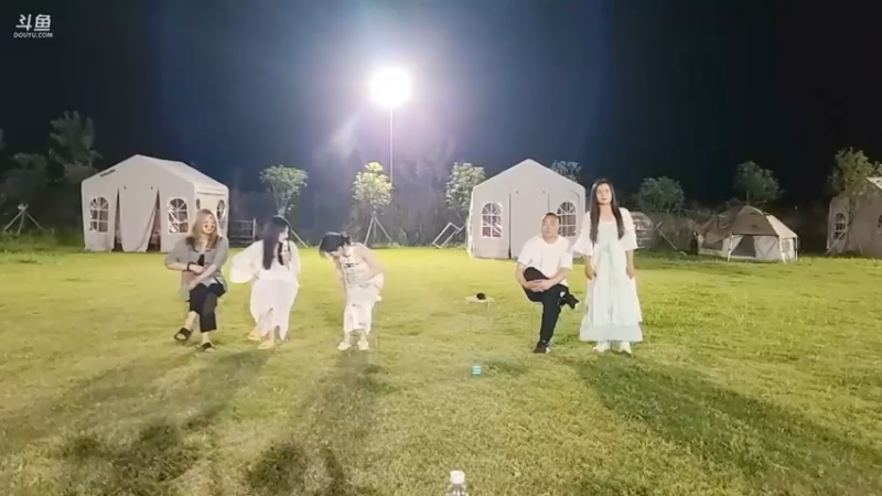 肖哥和女主播玩听歌猜歌名游戏，看谁听歌多了