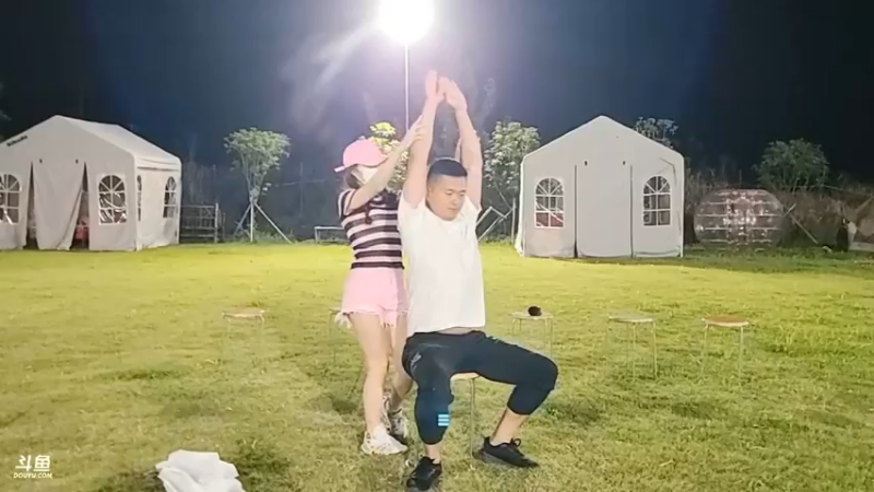 美女和肖哥表演，大家说大伯也想跳啊