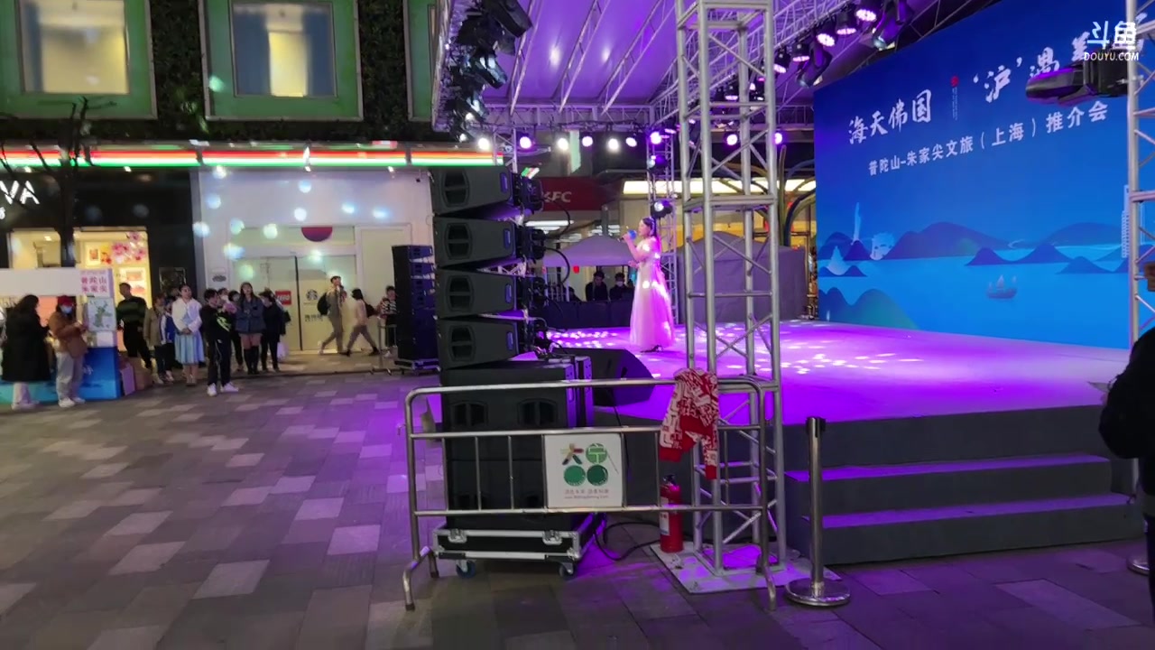 【2023-04-12 18点场】胸肌很大的良小伞：和男朋友逛该！巨龙族集合！