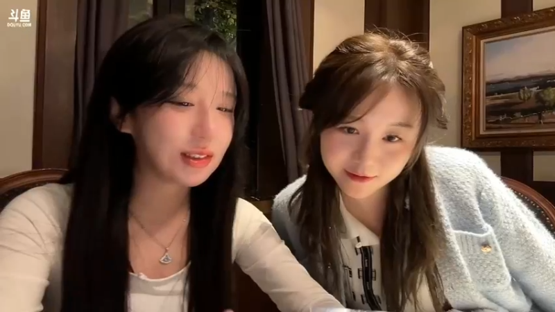 美女呆妹和好朋友去上海聚会吃火锅，真是快乐啊