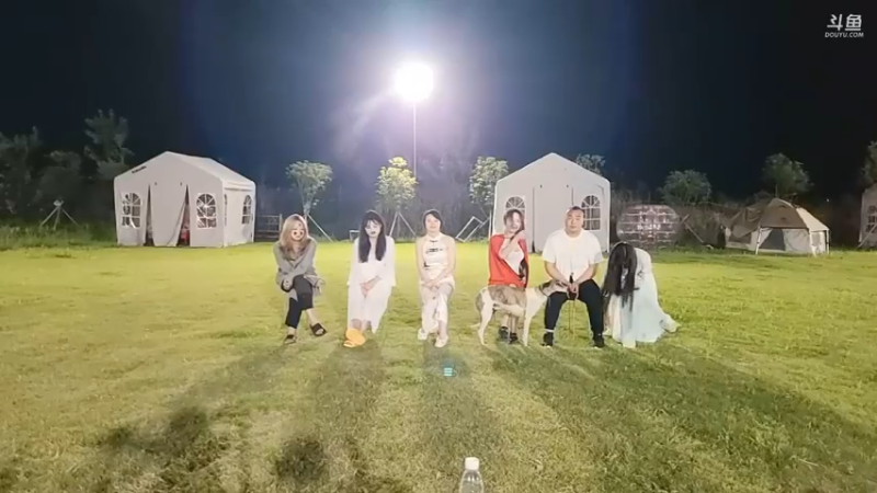 肖哥和女主播听歌玩游戏