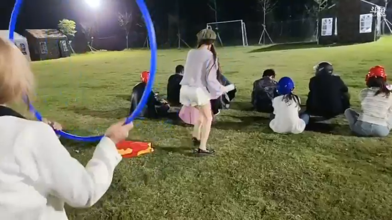 美女糖包套圈圈很厉害，哒哒站强哥面前表演好精彩