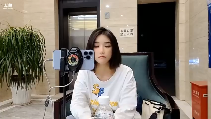 博哥和美女软软聊天，美女真可爱啊