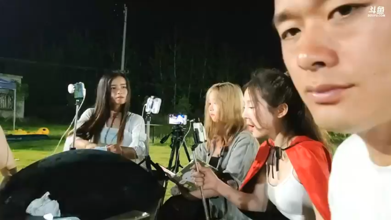 肖哥和女主播玩游戏，大家都很开心啊