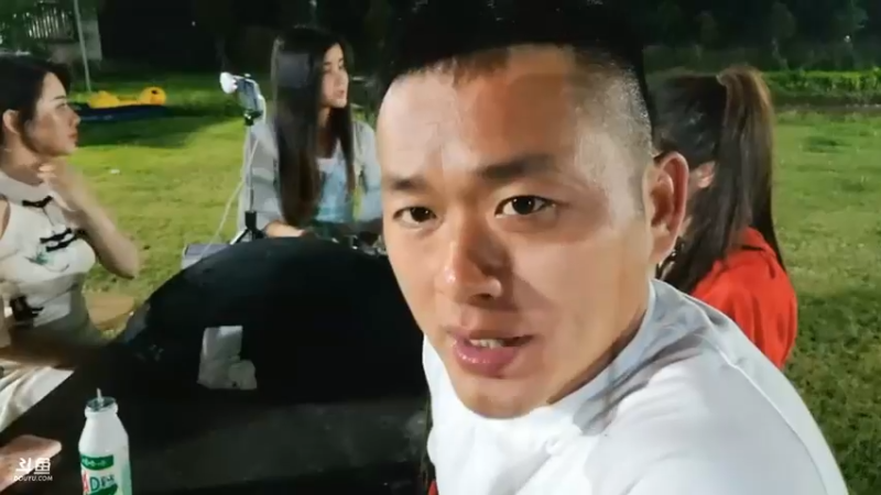 肖哥吃完饭和美女玩锅灰游戏，输了要花脸