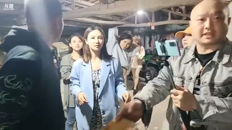 肖哥和女主播玩游戏好搞笑，大家说闪电五连鞭