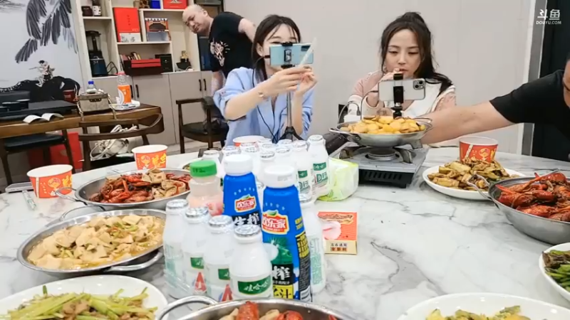 菜做好了，吃饭之前肖哥和女主播打PK，输了洗碗