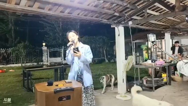 美女姑姑翻唱经典情歌很好听，很可爱啊