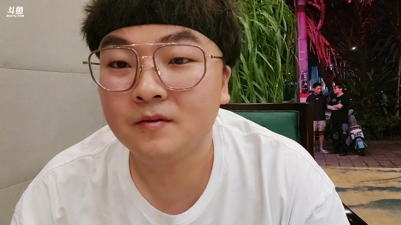 【2023-04-12 23点场】山东棋王弈哥：【弈哥】云南户外，今日在飞