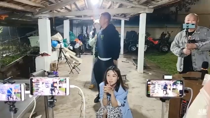 肖哥和女主播玩游戏猜词语刻舟求剑，第一个就表演错误了