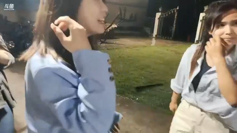 肖哥和女主播玩游戏猜词语，水牛表演浮夸，美女萌萌表演可以