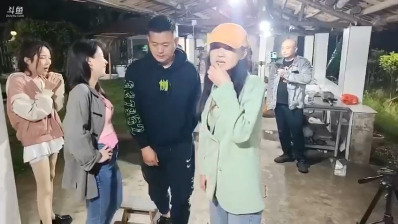 肖哥和女主播玩游戏猜词语，八仙过海居然猜出来了啊