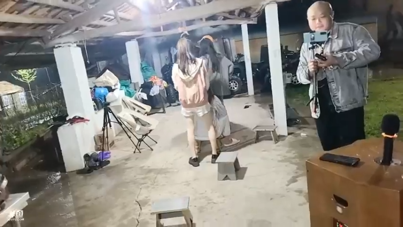 肖哥和女主播玩游戏猜词语，动作好搞笑，大家猜不出