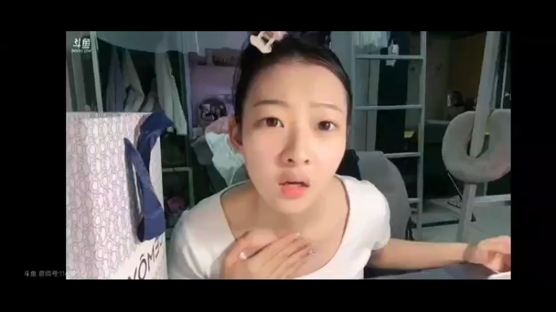 美女大学生咩咩在宿舍直播，发现鼠标不灵