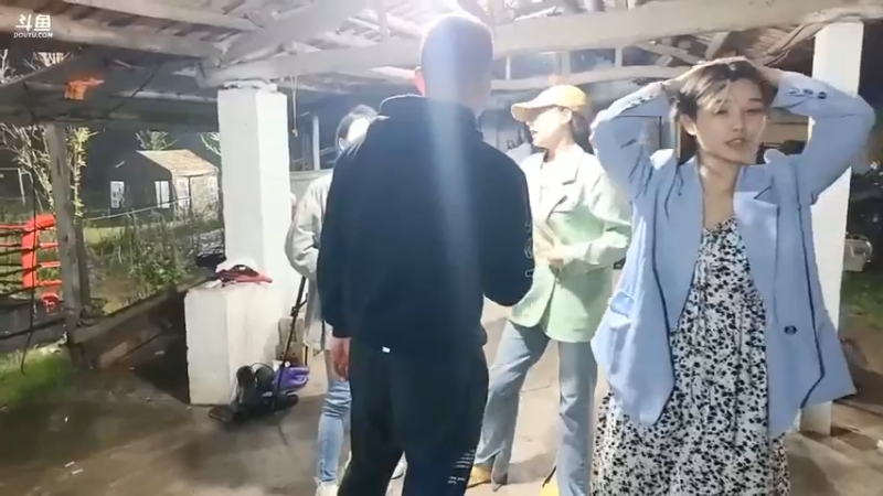 肖哥和女主播玩游戏好搞笑，爱丽丝的表演真搞笑