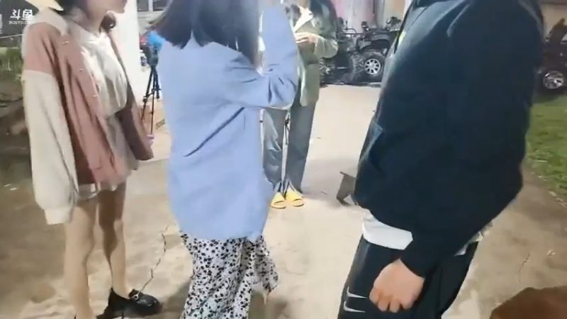 肖哥看成语表演动作给女主播猜，结果大家猜不出，与世无争啊