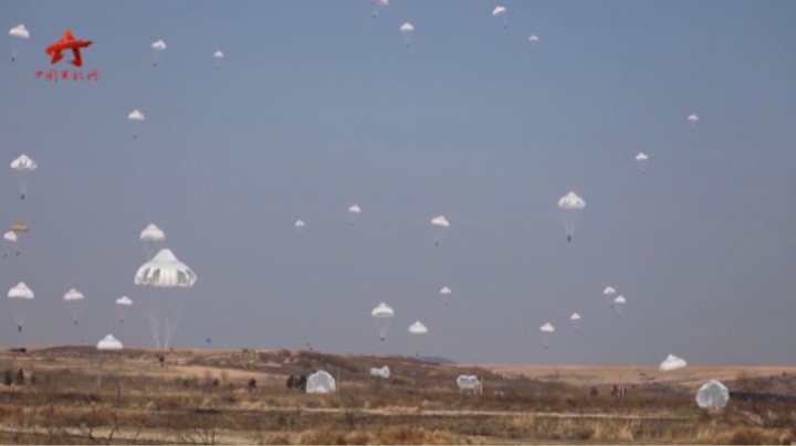【第一军视】千米高空伞花绽放 空降兵乘运-20集群伞降场面震撼