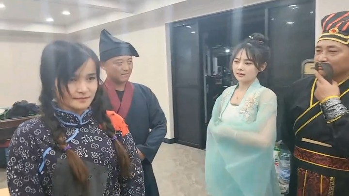 洪哥九品芝麻官审案搞笑剧本来袭，女主播演的好