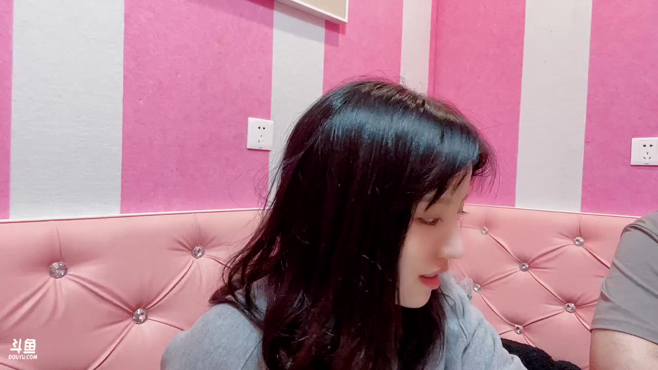 【2023-04-14 02点场】唐6儿：【小奶团】去鬼屋啦 找到地方开