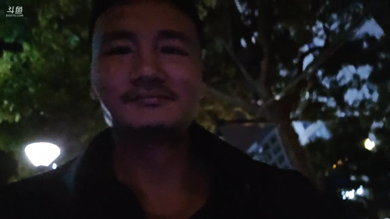 我在斗鱼看黑人毅直播户外