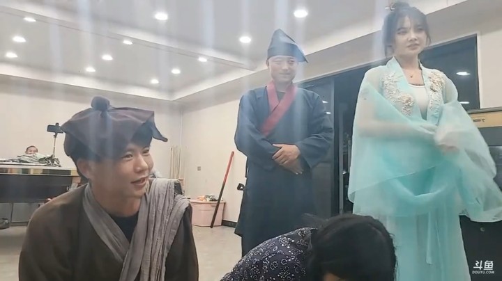 洪哥和几个朋友表演九品芝麻官审案剧本杀，好搞笑