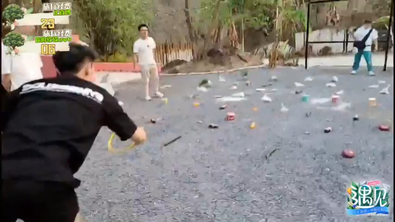 博哥参加节目玩套圈圈游戏，得到了素菜 黄瓜辣椒啊