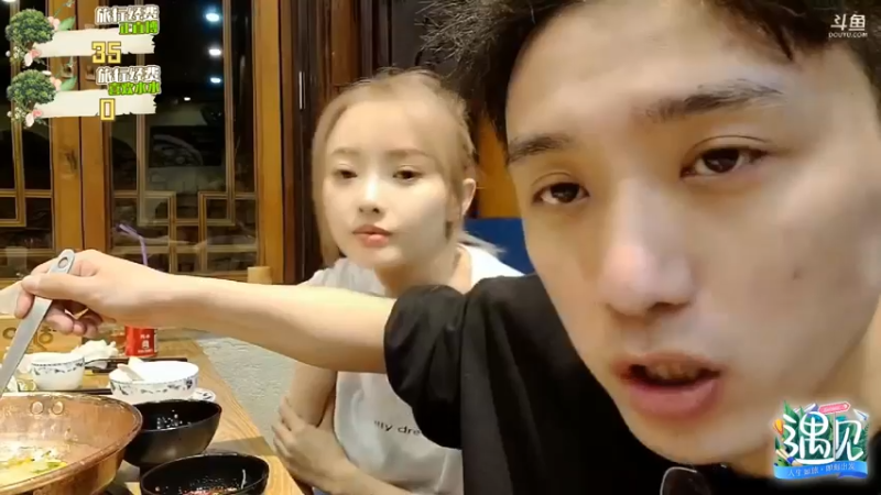 博哥和美女水水一起吃饭，真快乐啊