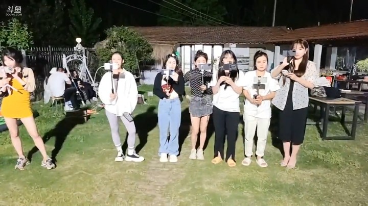 女主播参加真人吃鸡节目，肖哥介绍游戏规则