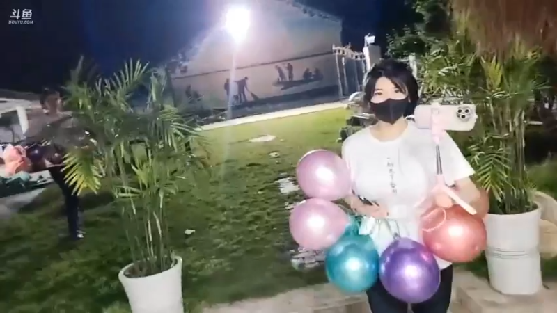 肖哥和女主播玩游戏，哒哒子晚上来了，先吃饭