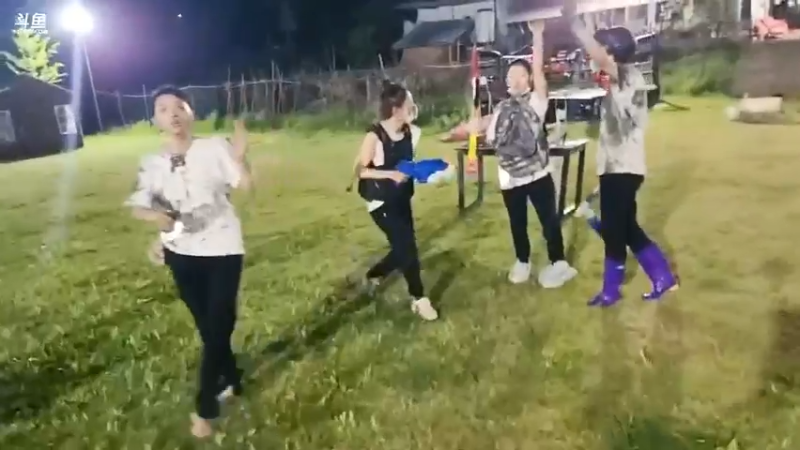 肖哥看女主播玩吃鸡游戏，大家都好猛，累啊