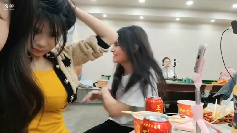 美女聊天还是有意思的，还动手动脚