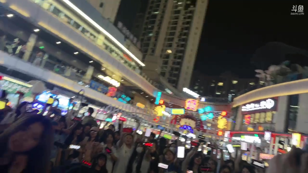 【2023-04-17 20点场】韩跑跑ovo：和梦老师户外直播！
