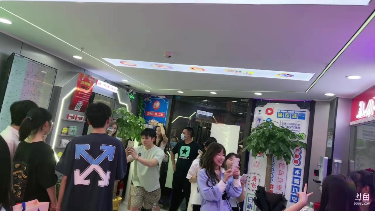 【2023-04-17 18点场】韩跑跑ovo：和梦老师户外直播！