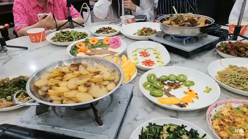 吃饭之前肖哥宣布做菜的冠军，大可爱获得冠军，认真得第一