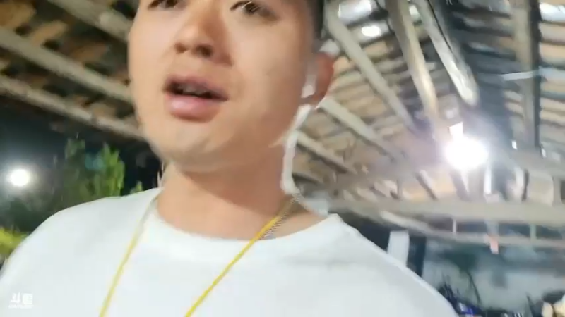 肖哥对女主播说做事要看要求，要认真啊