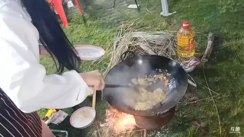 肖哥看评委点评女主播做的菜，有的高分有的低分啊