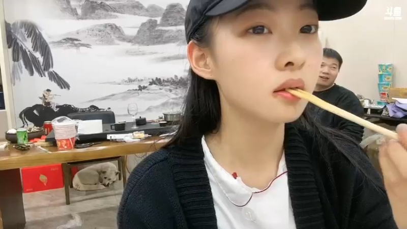 美女咩咩说自己做的鸡爪都吃完了，肉菜还是好吃啊