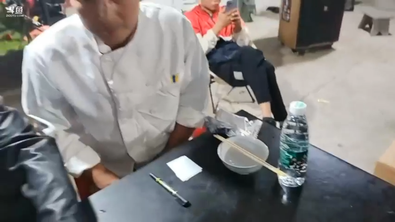 肖哥看女主播做菜后大家的点评，可乐苦瓜，没有乐