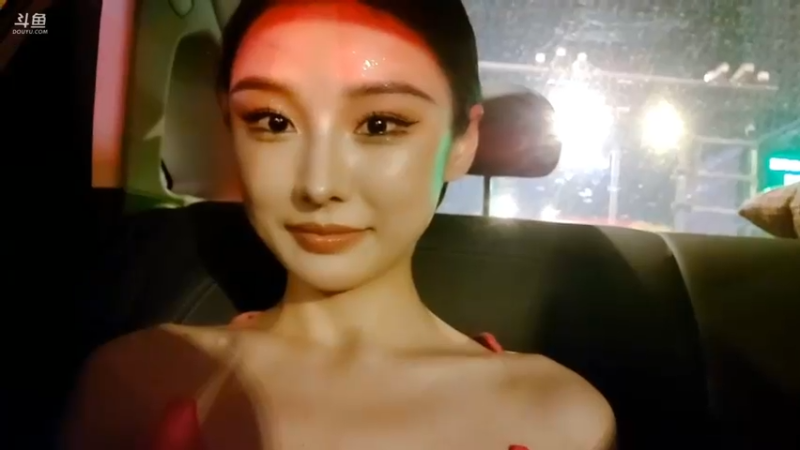 博哥和美女在车上直播，美女说我不是那么好忽悠的