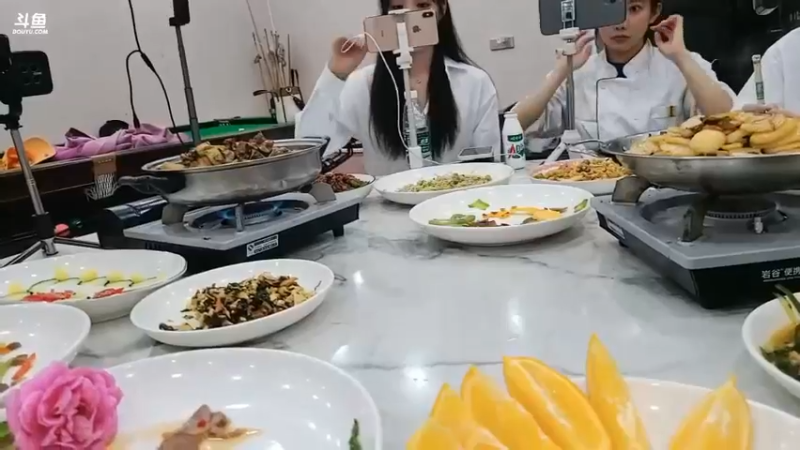 准备吃饭，大家说拍个照发朋友圈啊