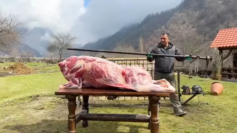 《美食解说》俄罗斯烤全牛