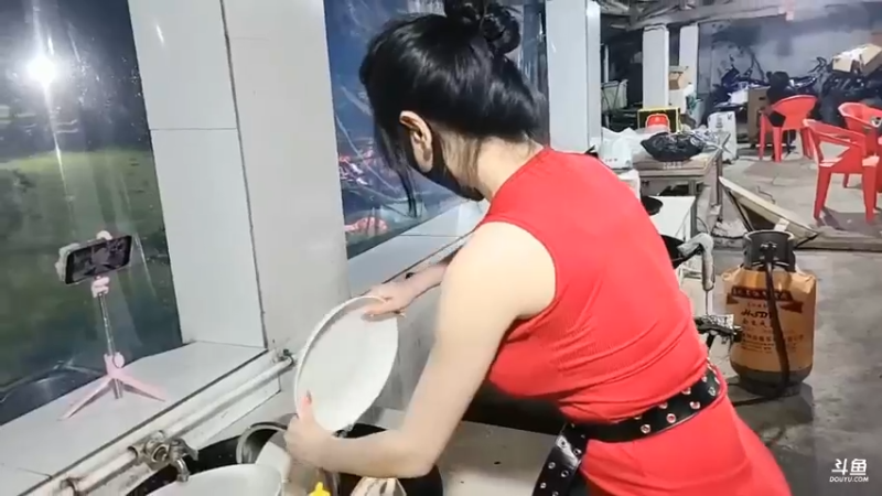 肖哥看美女大可爱洗碗，真是认真啊