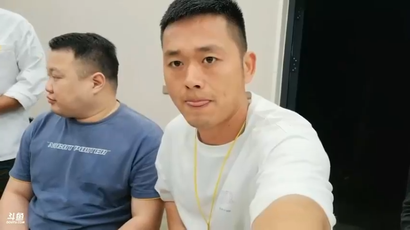 肖哥和女主播开始吃完饭了，还是强哥做的火锅菜好吃