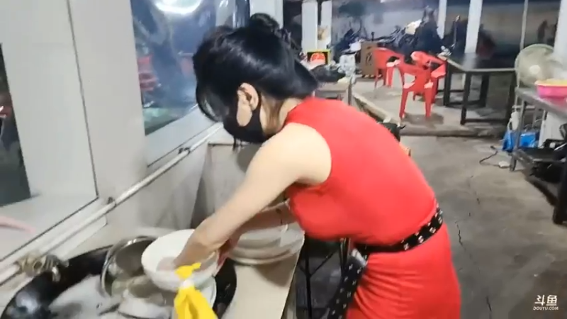 吃完饭，美女洗碗后开始要做节目了